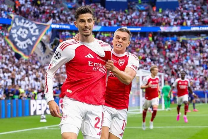Các cầu thủ Arsenal phấn khích sau bàn thắng sớm của Kai Havertz. Trong thế trận chặt chẽ, lợi thế 1-0 khiến người hâm mộ “Pháo thủ” bắt đầu mơ về chức vô địch Champions League đầu tiên trong lịch sử CLB.