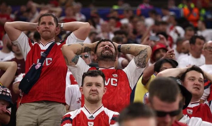 CĐV Arsenal cũng chết lặng trên khán đài sau khi đội nhà gục ngã ở loạt đấu cân não. Đại diện nước Anh vẫn phải tiếp tục chờ đợi để có được danh hiệu Champions League đầu tiên trong lịch sử.