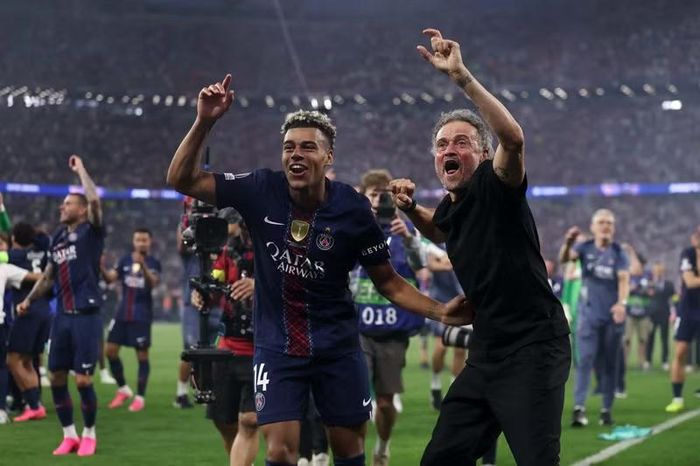 Ban huấn luyện PSG cùng các cầu thủ chia sẻ niềm vui chiến thắng ngay trên sân. Bản lĩnh trong loạt sút luân lưu giúp nhà đương kim vô địch vượt qua thời khắc khó khăn nhất.
