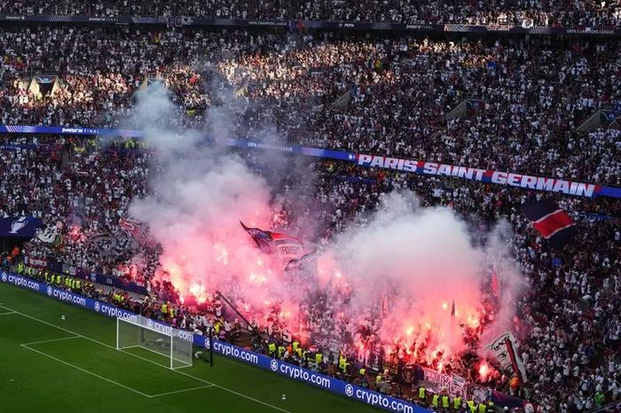 Ở phía đối diện, khu vực khán đài của CĐV PSG bùng nổ trong khói pháo sáng. Đội bóng Pháp thêm một lần bước lên đỉnh cao châu Âu.