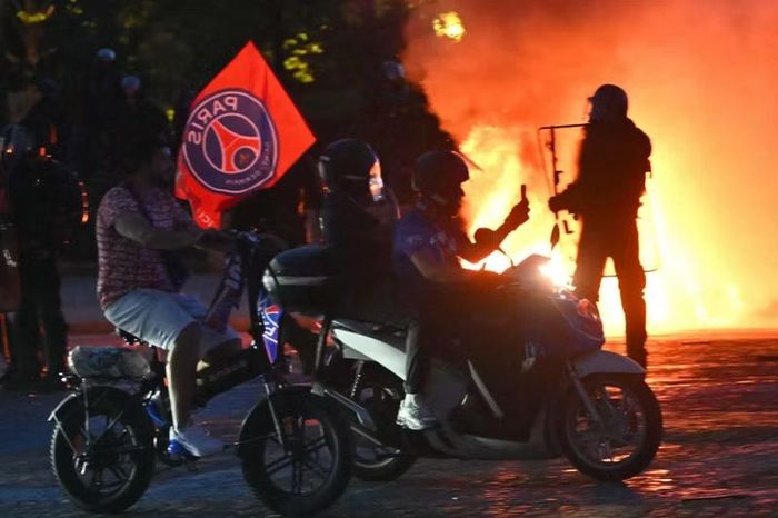 Một số người di chuyển bằng xe máy, mang theo cờ PSG khi lửa cháy phía sau lực lượng cảnh sát. Theo The Sun, ít nhất 6 phương tiện và 2 cửa hàng bị hư hại trong các vụ gây rối.