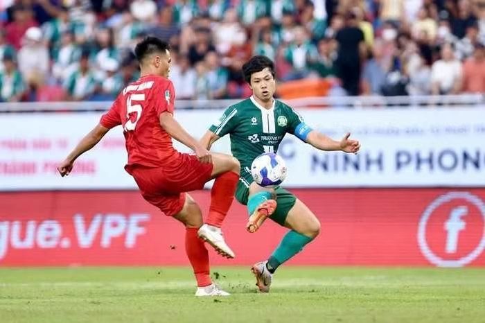 Công Phượng kiến tạo và ghi bàn giúp Trường Tươi Đồng Nai chính thức thăng hạng lên V-League mùa sau.