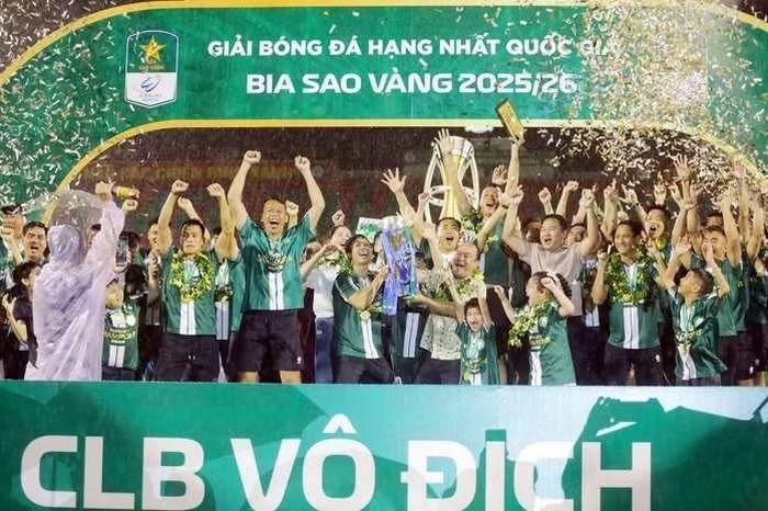 Lần đầu tiên Công Phượng, Xuân Trường, Minh Vương nâng Cup cấp CLB.