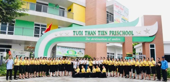 Tập thể cán bộ, giáo viên, người lao động của Trường Mầm non Tuổi Thần Tiên.