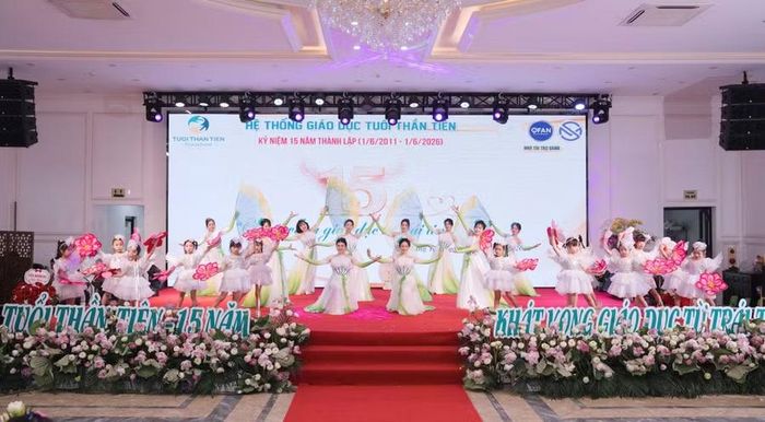 Cô - trò cũng hòa chung niềm vui 15 năm thành lập.