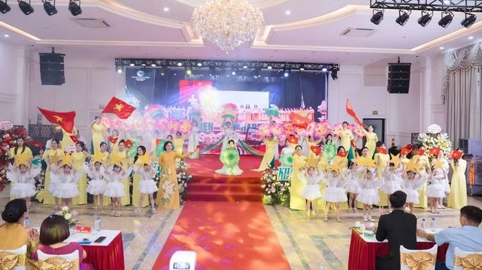 Những tiết mục văn nghệ "cây nhà lá vườn" đã tạo nên dấu ấn và chất riêng của Tuổi Thần Tiên tại Lễ kỷ niệm 15 năm thành lập.