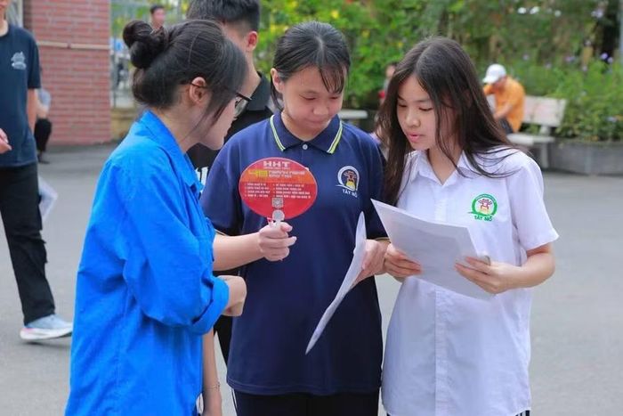 Thí sinh kiểm tra, rà soát lại các vật dụng được phép mang vào phòng thi theo quy định.