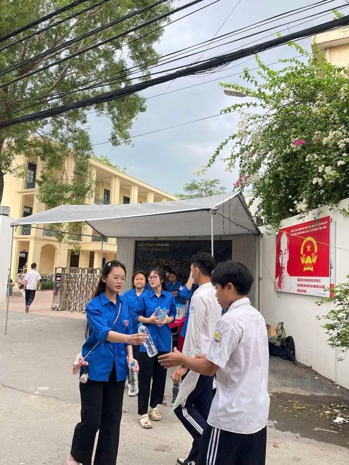 Lực lượng thanh niên tình nguyện tại Trường THPT Hoài Đức B (xã An Khánh) hỗ trợ nước uống miễn phí cho thí sinh.