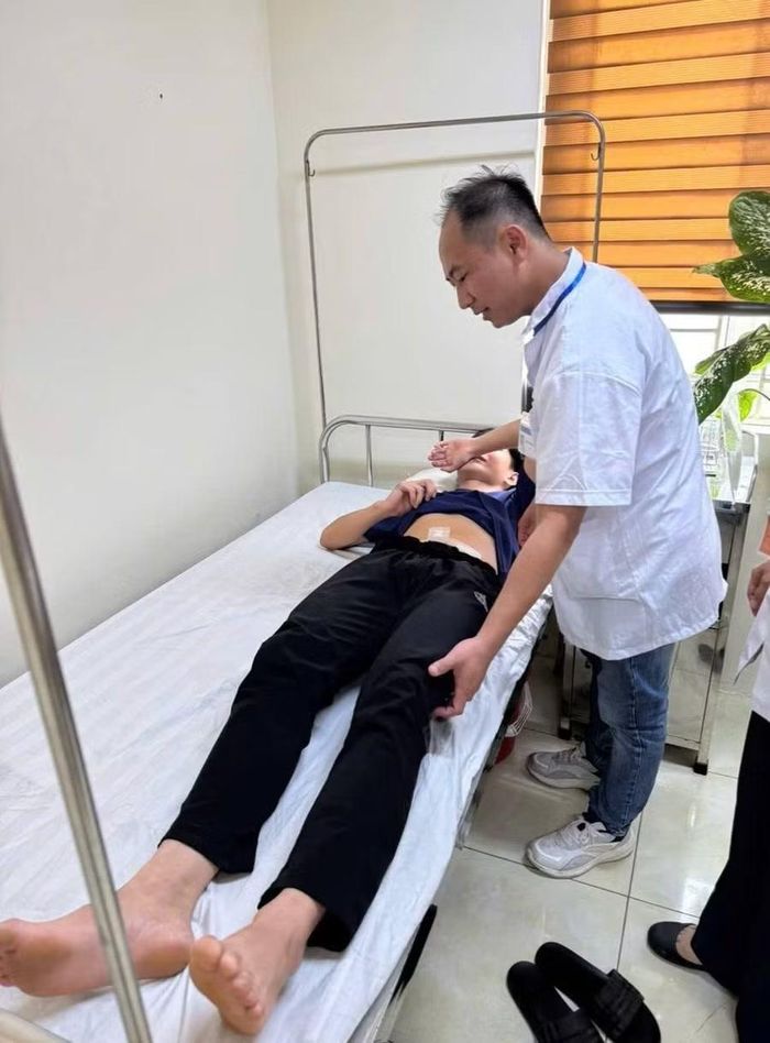 Em Nguyễn Đắc Hải được nhân viên y tế chăm sóc tại điểm thi Trường THPT Hoài Đức C.