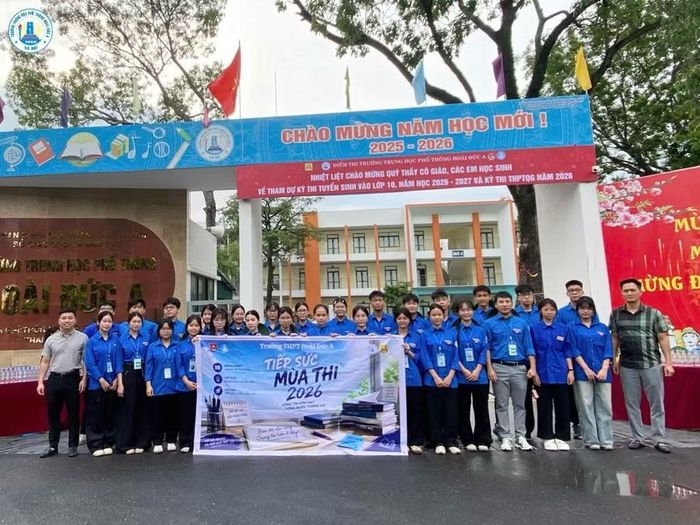Đội hình tình nguyện viên túc trực tại cổng Trường THPT Hoài Đức A, xã Hoài Đức (Hà Nội).