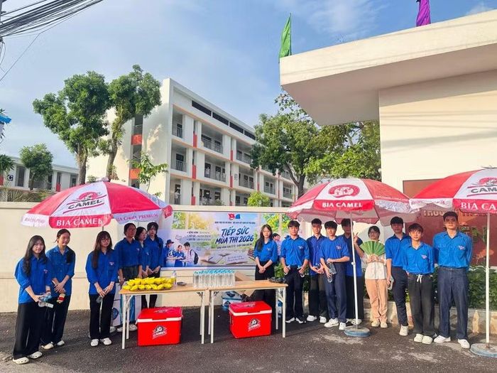 Nước uống và bánh mỳ miễn phí sẵn sàng phục vụ thí sinh chưa kịp ăn sáng.