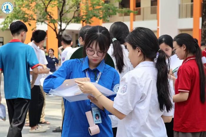 Tình nguyện viên giúp thí sinh kiểm tra giấy tờ dự thi.