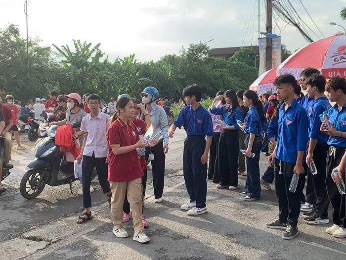 Thanh niên tình nguyện hỗ trợ thí sinh dự thi tại Trường THPT Yên Viên, xã Phù Đổng.