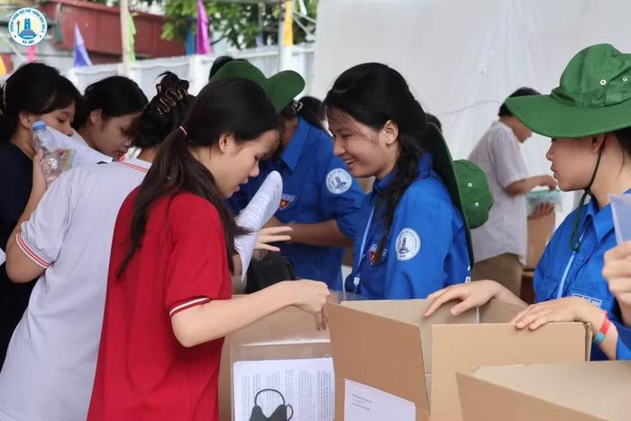 Thí sinh được hướng dẫn nơi cất giữ đồ cá nhân.