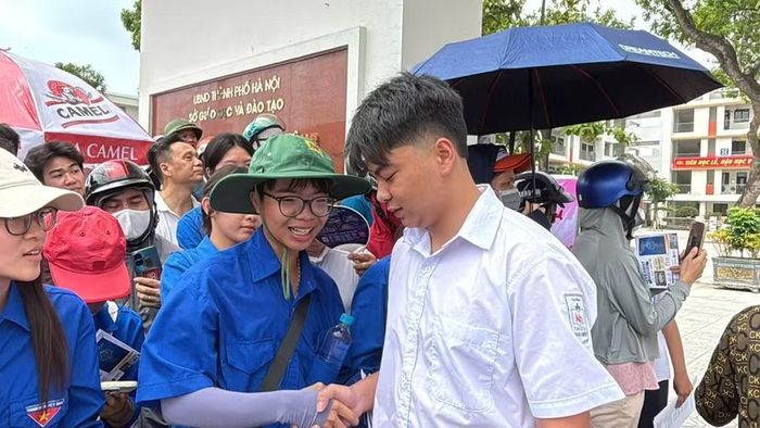 Những cái bắt tay động viên thí sinh thi tốt của các tình nguyện viên.