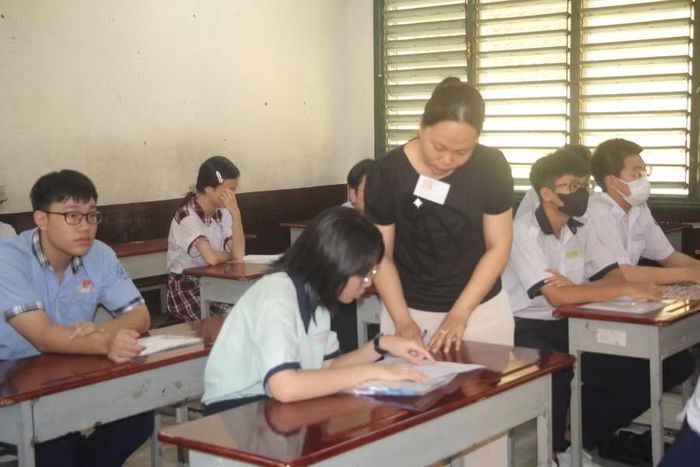 Thí sinh TPHCM trong buổi làm thủ tục dự thi vào lớp 10 năm 2025.