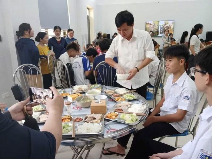 Hàng trăm suất cơm miễn phí được dành tặng thí sinh thi lớp 10 tại xã Ba Vì, Hà Nội.