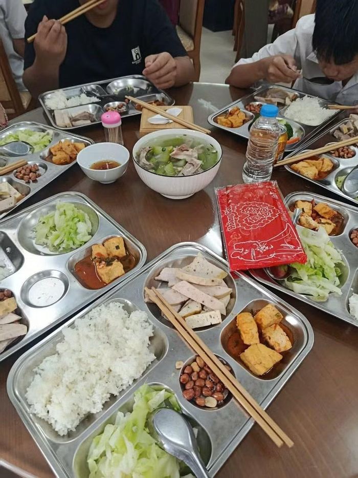 Suất cơm với đầy đủ các món mặn, đủ dinh dưỡng để tiếp sức cho các sĩ tử.