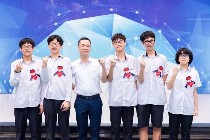 Thầy Nguyễn Thành Chương và các em học trò.