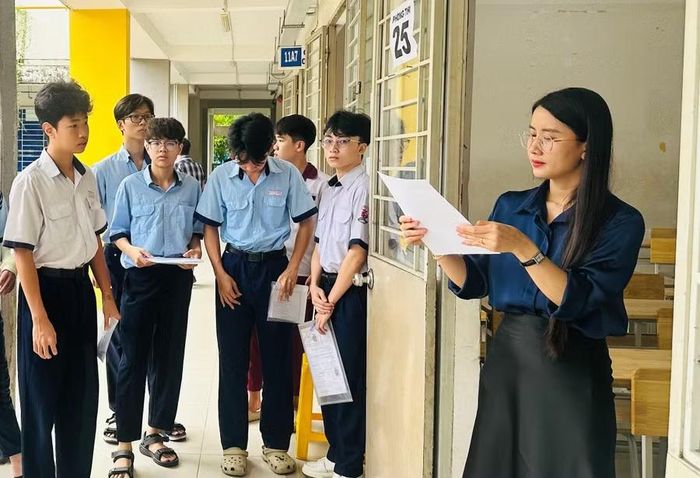 Giám thị gọi tên thí sinh vào phòng thi.