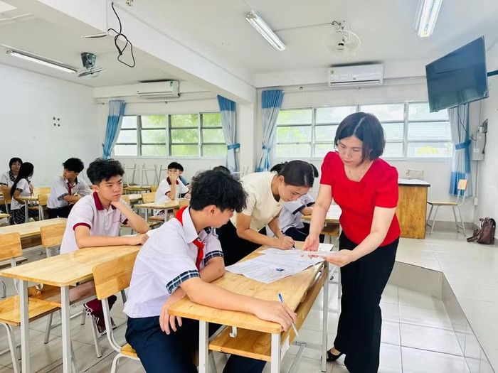 Giám thị kiểm tra thông tin thí sinh.