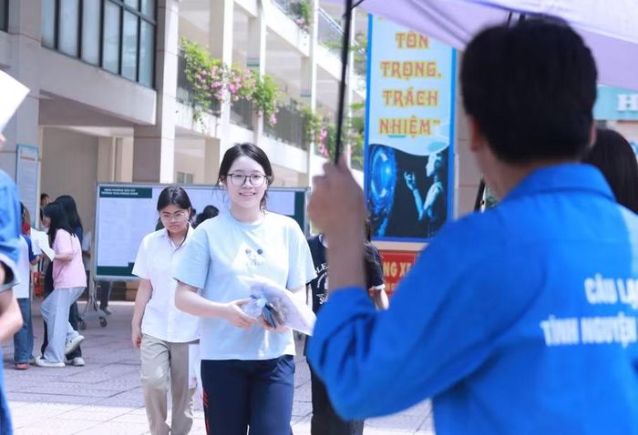 Em Tạ Phương Nhi vui vẻ rời khỏi phòng thi sau khi làm xong đề Toán thi vào lớp 10 năm nay.