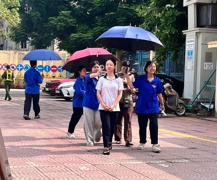 Giảm tải "sức nóng" của kỳ thi không thể thiếu sự hỗ trợ nhiệt tình của lực lượng tình nguyện viên.