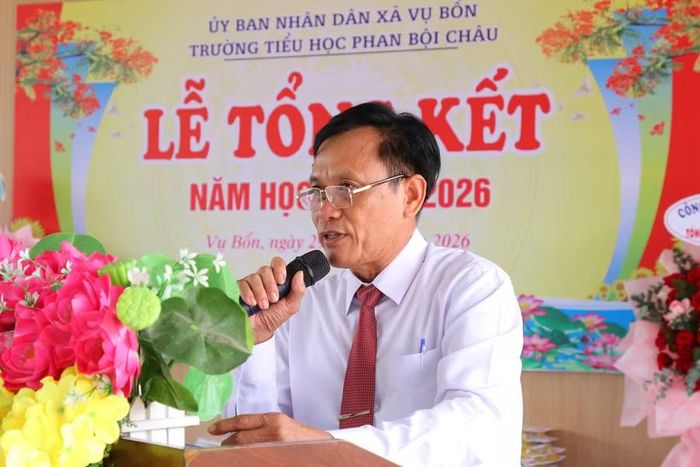 Ông Hồ Văn Thanh – Hiệu trưởng Trường Tiểu học Phan Bội Châu tự hào về thành tích của Bảo Trân. (Ảnh: Thế Hùng)