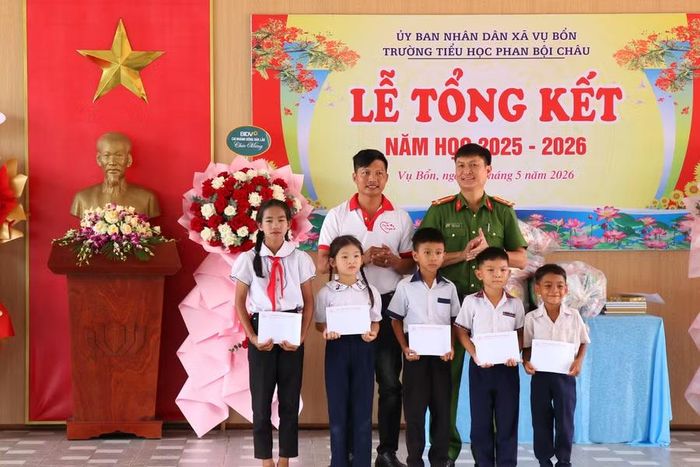 Trường Tiểu học Phan Bội Châu (xã Vụ Bổn, Đắk Lắk) trao thưởng cho học sinh năm học 2025-2026. (Ảnh: Thế Hùng)