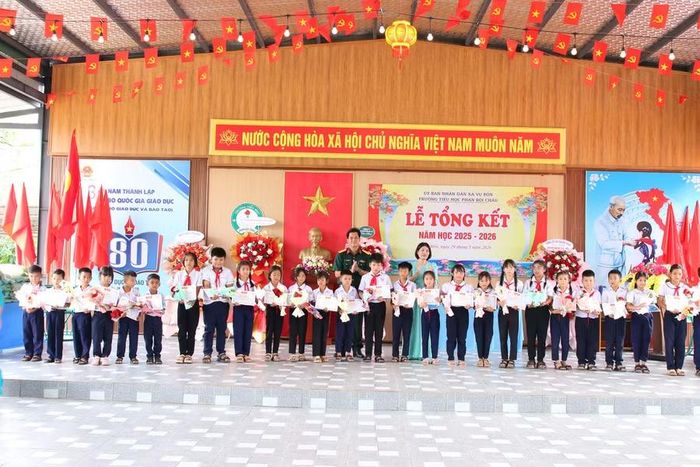 Học sinh đạt thành tích cao năm học 2025-2026 được nhà trường vinh danh. (Ảnh: Thế Hùng)