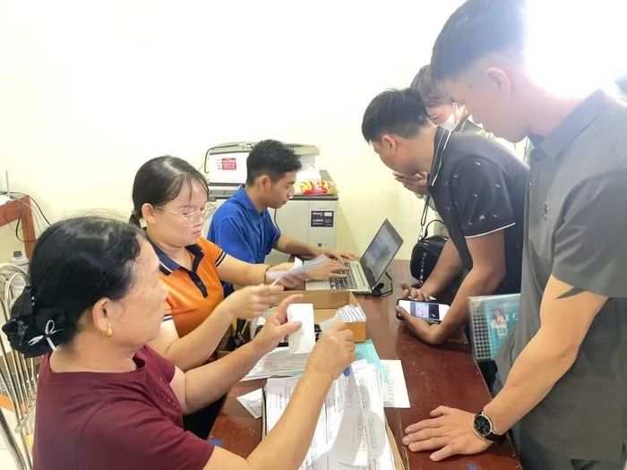 Các thí sinh làm thủ tục dự thi tại Trường Phổ thông dân tộc nội trú tỉnh Phú Thọ.
