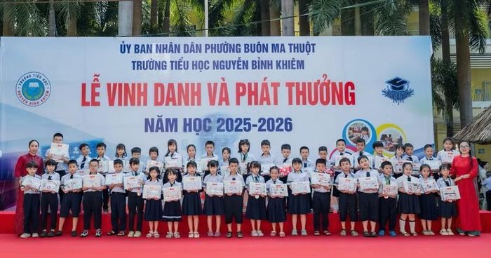 Khen thưởng tạo động lực để học sinh, giáo viên thi đua học tốt - dạy tốt. (Ảnh: TT)