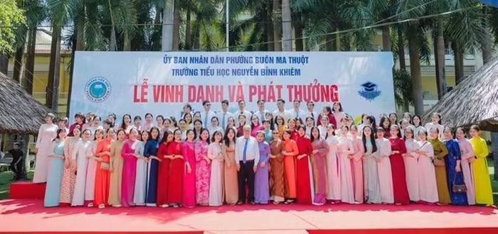 Tập thể cán bộ, giáo viên, nhân viên Trường Tiểu học Nguyễn Bỉnh Khiêm năm học 2025-2026. (Ảnh: TT)