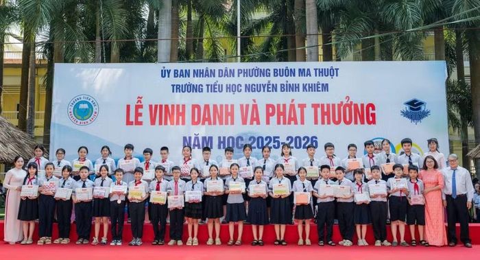 Lãnh đạo Trường Tiểu học Nguyễn Bỉnh Khiêm chi hơn 1,3 tỷ đồng để trao thưởng cho học sinh. (Ảnh: TT)