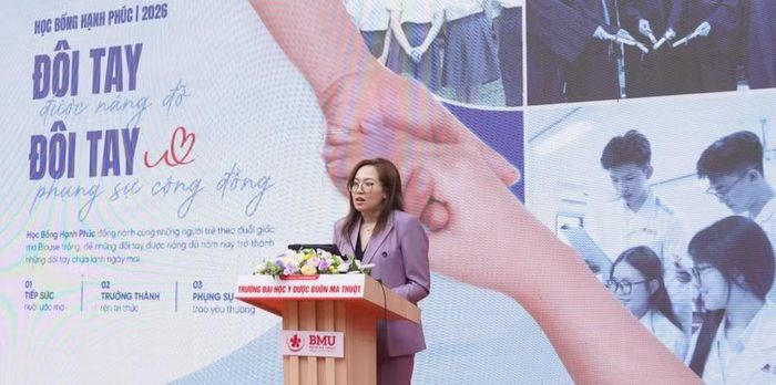Bà Nguyễn Hương Huệ, Giám đốc BHF chia sẻ thông tin về quỹ học bổng toàn phần. (Ảnh: TT)