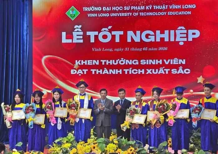 Các sinh viên có thành tích học tập và rèn luyện toàn khóa xuất sắc được nhà trường tuyên dương, khen thưởng.