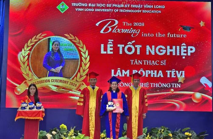 Tân thạc sĩ Trường ĐH Sư phạm Kỹ thuật Vĩnh Long nhận bằng tốt nghiệp.