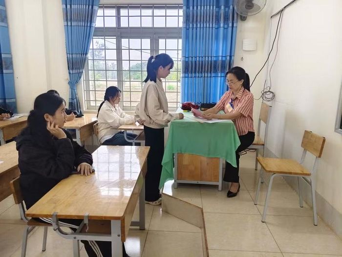 Thí sinh làm thủ tục dự thi vào Trường PTDTNT THPT Đam San. (Ảnh: TT)