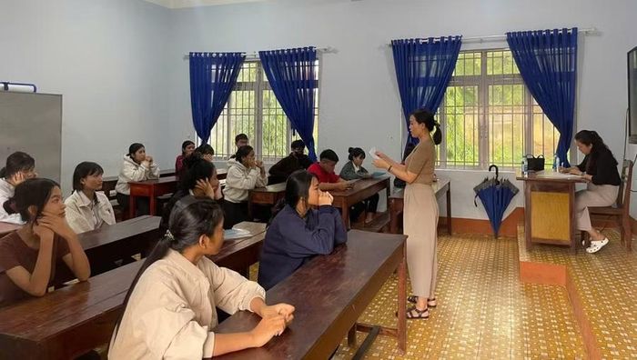 Thí sinh dự thi vào Trường PTDTNT THPT N'Trang Lơng nghe phổ biến Quy chế thi. (Ảnh: TT)
