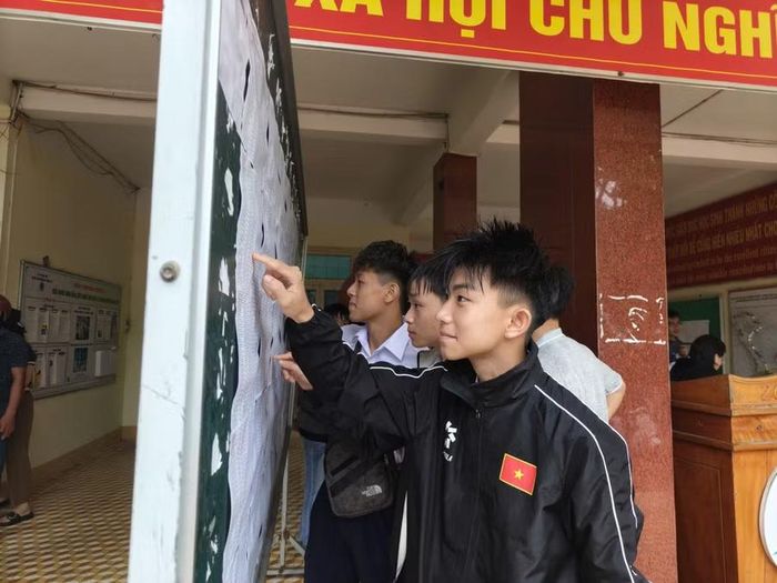 Thí sinh tại Đắk Lắk đội mưa đến làm thủ tục dự thi vào lớp 10 năm học 2026-2027. (Ảnh: TH)