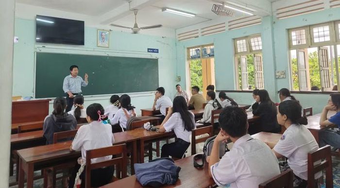 Thí sinh dự thi vào Trường THPT chuyên Lương Văn Chánh nghe phổ biến Quy chế thi. (Ảnh: TH)