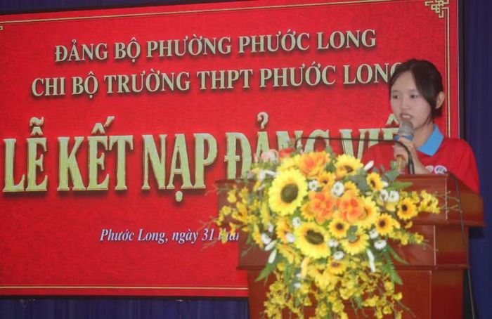 Đảng viên trẻ Trần Bảo Nhiên phát biểu tại buổi lễ kết nạp.