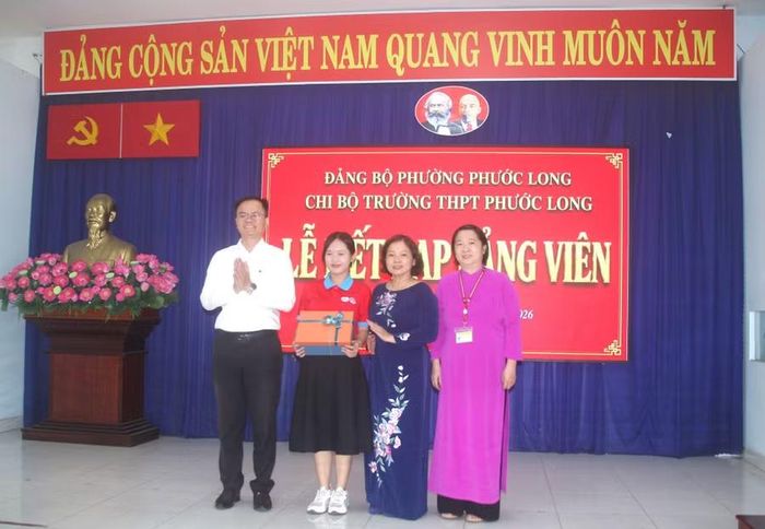 Chi bộ Trường THPT Phước Long chúc mừng đảng viên trẻ Trần Bảo Nhiên.