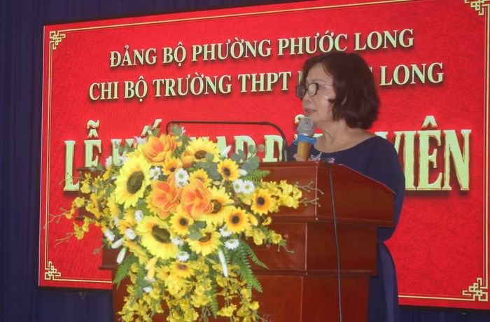 Bà Vũ Thị Hồng Châu phát biểu tại buổi lễ kết nạp.