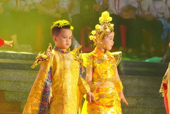 Các mẫu nhí tự tin trình diễn thời trang trên sân khấu.