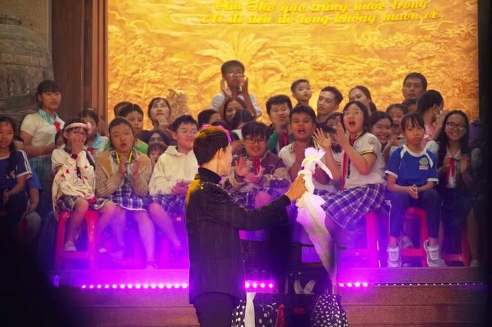 Các em thiếu nhi hào hứng với tiết mục ảo thuật.