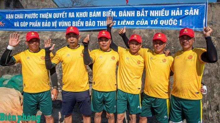 Nhiều lễ hội cầu ngư ở Quảng Ngãi có nội dung động viên ngư dân bám biển, chung tay với Bộ đội Biên phòng bảo vệ chủ quyền thiêng liêng của Tổ quốc. Ảnh: Lê Văn Chương