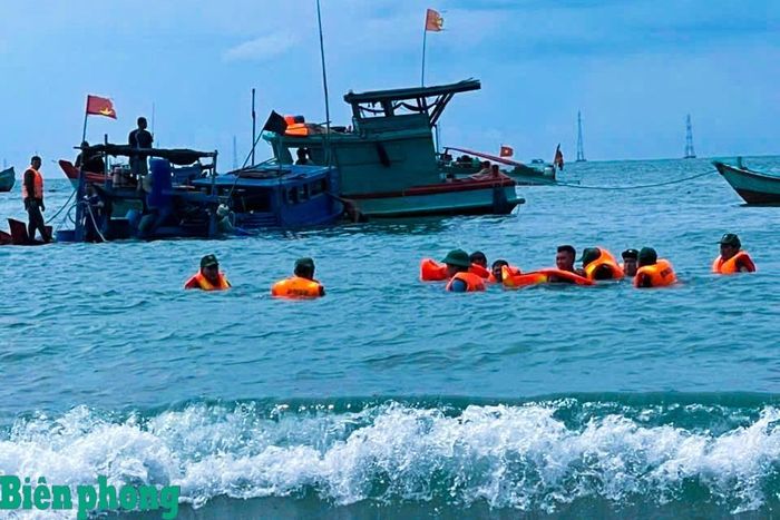 Cán bộ, chiến sĩ Đồn Biên phòng Hòn Sơn phối hợp với các lực lượng tiếp cận khu vực phương tiện của người dân bị sóng đánh chìm để triển khai phương án ứng cứu. Ảnh: Nguyên Bá