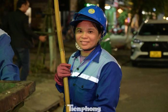 Chị Phan Thị Hạnh, công nhân vệ sinh môi trường cho biết, sau mỗi đêm khai mạc lễ hội pháo hoa, lượng rác thải để lại rất lớn nên các công nhân thường phải làm việc xuyên đêm đến sáng để thu gom. “Đêm khai mạc năm nào rác cũng nhiều, chúng tôi phải làm liên tục đến sáng mới dọn dẹp xong. Năm nay có nhiều bạn trẻ ở lại hỗ trợ nhặt rác, tập kết rác vào từng điểm nên công việc của công nhân môi trường cũng đỡ vất vả hơn rất nhiều”, chị Hạnh chia sẻ.