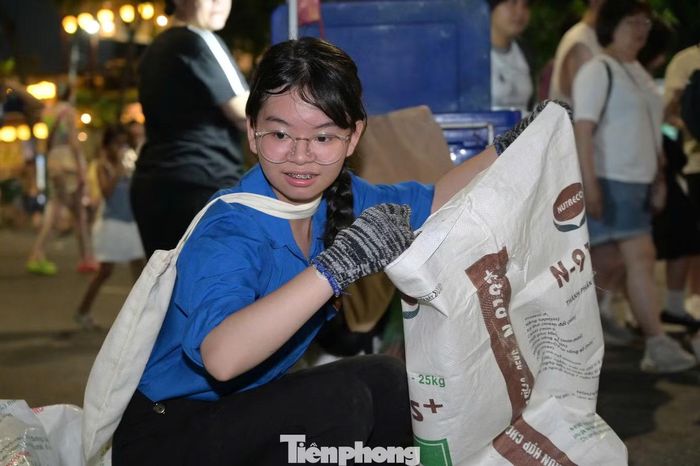 Bạn Trần Thị Huyền Diệu, một tình nguyện viên tham gia chương trình cho biết, sau khi màn trình diễn pháo hoa kết thúc, các thành viên đã nán lại để cùng nhau thu gom rác thải. “Công việc không quá nặng nhọc nhưng có thể góp phần giảm bớt áp lực cho công nhân môi trường sau mỗi đêm pháo hoa. Chúng mình cũng mong muốn lan tỏa ý thức giữ gìn vệ sinh công cộng, chung tay xây dựng hình ảnh Đà Nẵng văn minh, sạch đẹp trong mắt người dân và du khách”, Diệu chia sẻ.